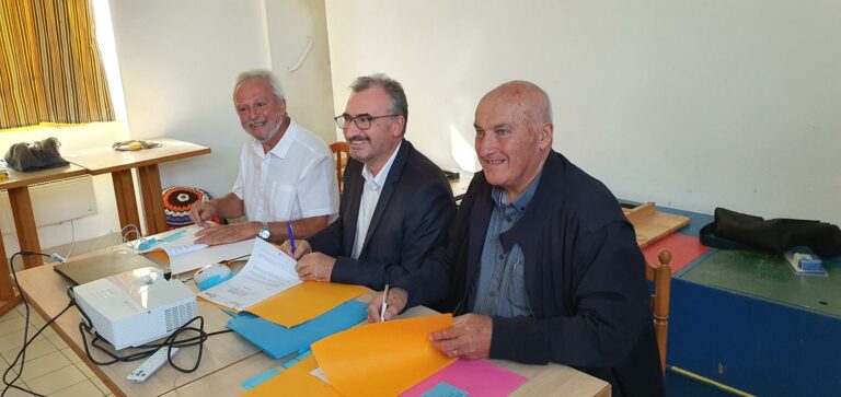 Signature de la société projet pour la construction et la gestion de l’éolienne de l’île de Sein